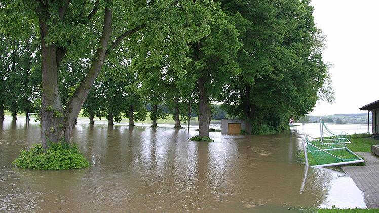 Das Sportgelände des FC Haßfurt steht derzeit unter Wasser. Übrigens: Beim Stadtrivalen TV Haßfurt gilt ebenfalls "Land unter".