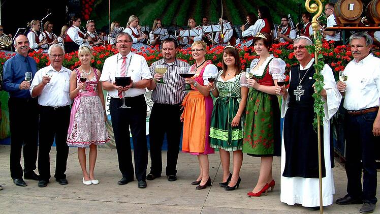 Bei der offiziellen Eröffnungsfeier stießen sie auf das Gelingen des 24. Sander Altmain-Weinfestes an. Von links: Frankens Weinbaupräsident Arthur Steinmann, Landrat Rudolf Handwerker, Sands Weinprinzessin Isabel Bergman, Bürgermeister Bernhard Ruß, Pfarrer Michael Ehrhart, MdL Sabine Dittmer, die Weinprinzessinnen Karina Pfister (Oberschwarzach) und Kristina Reinhart (Donnersdorf), "Abt-Degen" Richard Schlegelmilch und Ernst Albert vom Altmain-Weinfest-Organisationskomitee.
