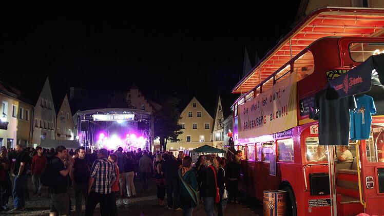 300 Zuhörer kamen zum Open Mind Festival auf den Marktplatz. Foto: fra-press