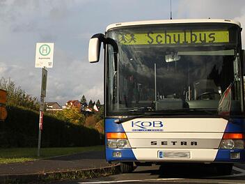 Knapp eine Stunde nach dem Unfall steht der Bus noch immer an der Haltestelle. Fotos: Ulrike Müller