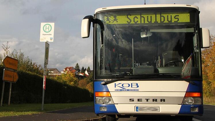 Knapp eine Stunde nach dem Unfall steht der Bus noch immer an der Haltestelle. Fotos: Ulrike Müller