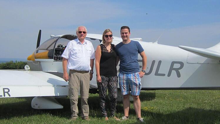 Fluglehrer und Pilot Peter Gehret mit Jessica Wehner und Peter Merkle. Auch für Gehret war der Heiratsantrag etwas ganz Besonderes.