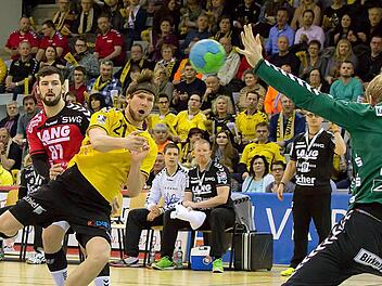 Till Riehn war in Aue bester Coburger, doch die 26:29-Niederlage konnte der Spielmacher auch nicht verhindern. Foto: Albert Höchstädter