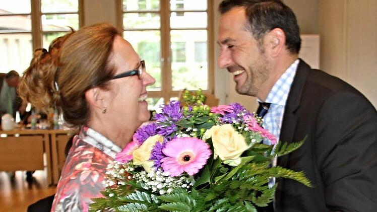 Blumen vom Vorsitzenden Holger Baunacher (rechts) für seine bisherige Zweite Vorsitzende, Irmgard Ruhhammer, die in Ruhestand geht.  Foto: Helmut Will