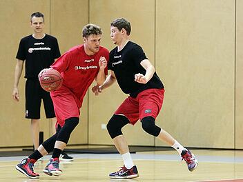 Mit den Neuzugängen Lucca Staiger (l.) und Patrick Heckmann treten die Brose Baskets am Wochenende beim Turnier in Bayreuth an. Foto: sportpress