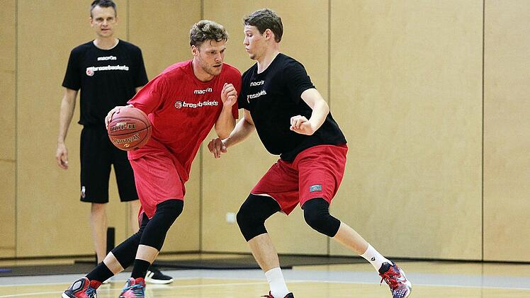 Mit den Neuzugängen Lucca Staiger (l.) und Patrick Heckmann treten die Brose Baskets am Wochenende beim Turnier in Bayreuth an. Foto: sportpress