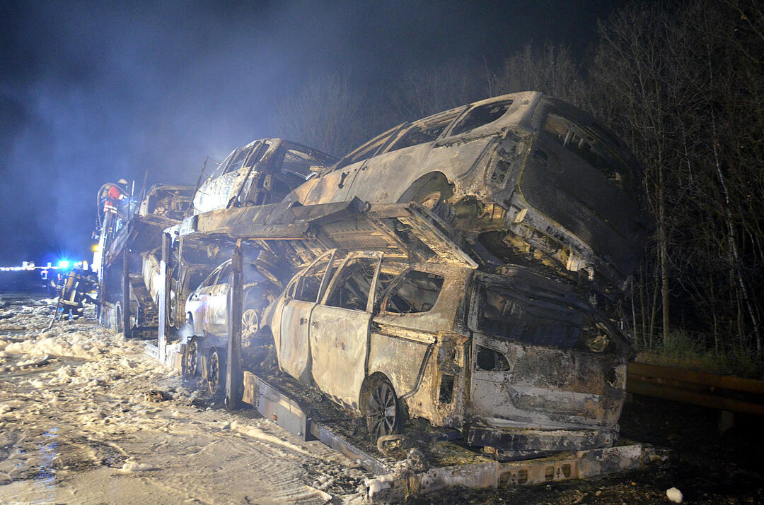Autotransporter brennt auf A3 bei Helmstadt