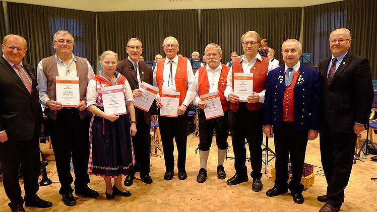 Ehrungsfoto (von links): Ernst Oestreicher, Walter Beyfuß, Edith Reuter, Erhard Rada, Helmut Fenn, Georg Göbel, Rudolf Hofmann, Edgar Rudloff und Werner Höhn. Foto: Gerd Schaar