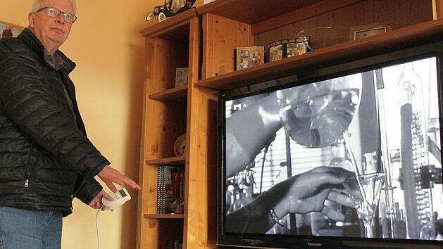 Damit hat Energieberater Rainer Scheloske nicht gerechnet: &Uuml;ber 300 Watt zeigt sein kleines Strommessger&auml;t f&uuml;r den Fernseher der Familie Kobel an. Somit z&auml;hlt er zu den gr&ouml;&szlig;ten Stromverbrauchern im ganzen Haus. Foto: Dominic Buckreus