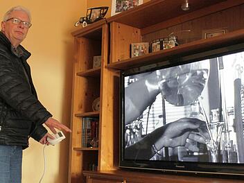 Damit hat Energieberater Rainer Scheloske nicht gerechnet: Über 300 Watt zeigt sein kleines Strommessgerät für den Fernseher der Familie Kobel an. Somit zählt er zu den größten Stromverbrauchern im ganzen Haus. Foto: Dominic Buckreus