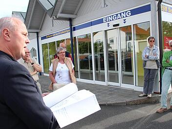 Bürgermeister Gerald Brehm (links) diskutierte mit Anwohnern die Pläne für das Areal, auf dem noch der ehemalige Lebensmittelmarkt steht. Foto: Andreas Dorsch