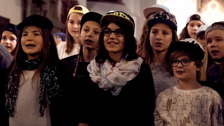Der Unterstufenchor rappte das Lied "Morgen Kinder wird's was geben".