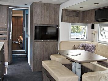 Das geräumige Wohnzimmer mit Blick in den hinteren Schlafraum.Foto: Sigismund von Dobschütz