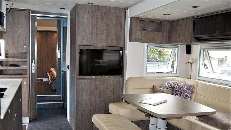 Das geräumige Wohnzimmer mit Blick in den hinteren Schlafraum.Foto: Sigismund von Dobschütz