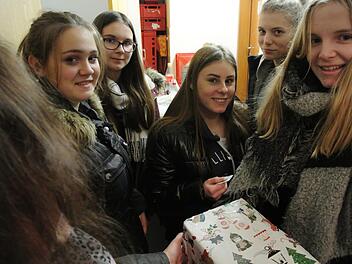 Geben die Geschenke-Päckchen der Realschule aus (von links) Lisa, Anna, Nele, Jamie-Lee und Antonia.Brigitte Krause