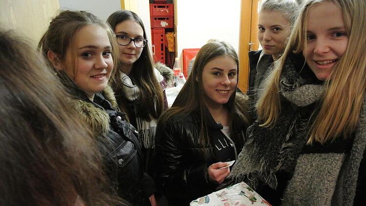 Geben die Geschenke-Päckchen der Realschule aus (von links) Lisa, Anna, Nele, Jamie-Lee und Antonia.Brigitte Krause