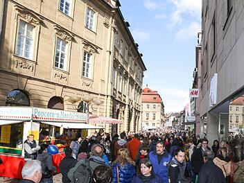 Jede Menge los war in der Vergangenheit bereits am bisherigen verkaufsoffenen Sonntag im Oktober in Bamberg - diesen wird es nicht mehr geben. Dafür kann erstmals am Sonntag beim Blues- und Jazzfestival eingekauft werden. Foto: RiegerPress (Archiv)