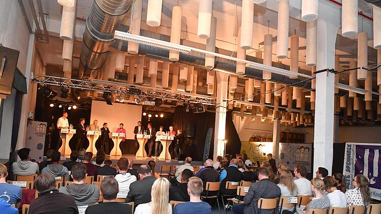 Impressionen von der Podiumsdiskussion zur Landtagswahl für Jung- und Erstwähler im Kulmbacher Jugendzentrum "Alte Spinnerei" Ronald Rinklef