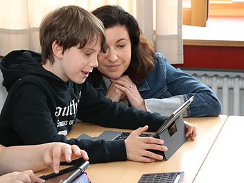 Luca Hein zeigt Dorothee Bär, wie er sein Tablet verwendet. Die Staatsministerin für Digitalisierung informierte sich über die erste Tablet-Klasse des Landkreises im Schönborn-Gymnasium. Thomas Malz