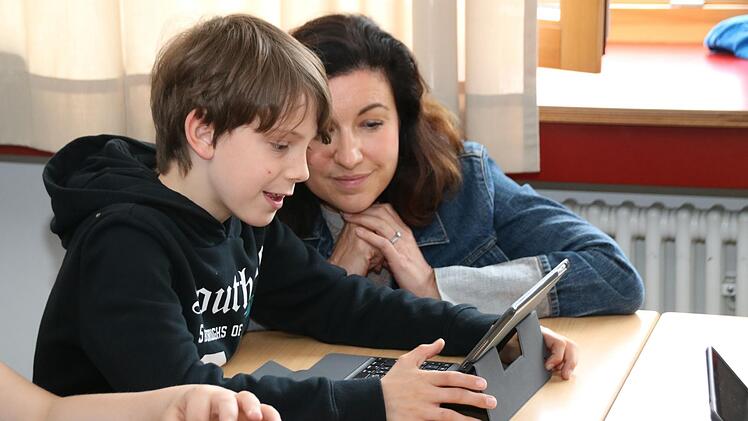 Luca Hein zeigt Dorothee Bär, wie er sein Tablet verwendet. Die Staatsministerin für Digitalisierung informierte sich über die erste Tablet-Klasse des Landkreises im Schönborn-Gymnasium. Thomas Malz