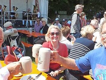 Auch Kurt-Maria Adler (r.), Vorsitzender des Vereins zur Förderung der Fränkischen Braukultur, stattete dem Fest einen Besuch ab. Foto: Manfred Welker