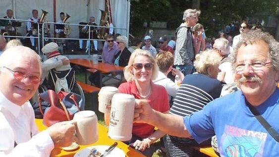 Auch Kurt-Maria Adler (r.), Vorsitzender des Vereins zur Förderung der Fränkischen Braukultur, stattete dem Fest einen Besuch ab. Foto: Manfred Welker