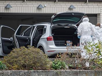 Mitarbeiter der Spurensicherung stehen vor einer Garage an einem Einfamilienhaus, in dem die Leichen von zwei Kindern im Alter von 10 und 13 Jahren geborgen wurden.  Jetzt wurde das Urteil im Mordprozess gesprochen. Foto: Silas Stein/dpa