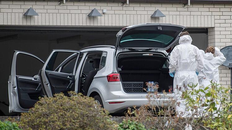 Mitarbeiter der Spurensicherung stehen vor einer Garage an einem Einfamilienhaus, in dem die Leichen von zwei Kindern im Alter von 10 und 13 Jahren geborgen wurden.  Jetzt wurde das Urteil im Mordprozess gesprochen. Foto: Silas Stein/dpa
