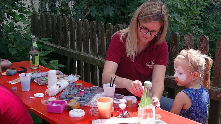 Es wurde eifrig geschminkt.Heike Schülein