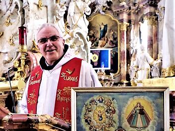 Am Gnadenaltar der Basilika erinnerte Franziskanerpater Heribert Arens an das Unglück der Stockheimer Bergleute von 1879 mit glücklichem Ausgang. Mit im Bild die von den Stockheimer Knappen gestiftete Votivtafel, die sich in Vierzehnheiligen befindet. Foto: Gerd Fleischmann