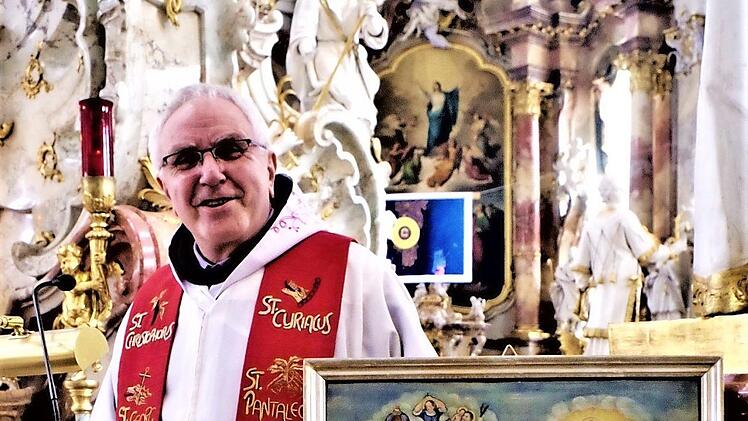 Am Gnadenaltar der Basilika erinnerte Franziskanerpater Heribert Arens an das Unglück der Stockheimer Bergleute von 1879 mit glücklichem Ausgang. Mit im Bild die von den Stockheimer Knappen gestiftete Votivtafel, die sich in Vierzehnheiligen befindet. Foto: Gerd Fleischmann
