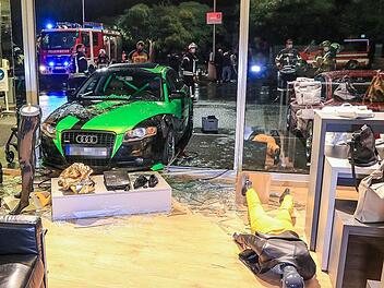Dieses spektakuläre Bild entstand im Oktober, als ein Auto durch ein Schaufenster in Forchheim krachte.  Foto: News5/Merzbach