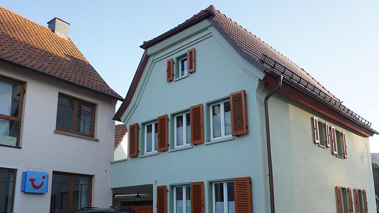 Ein Schmuckstück am Ortseingang von Bischofsheim. Das Haus von Inken und  Georg Majerski wurde mit dem Sanierungspreis der Kreuzbergallianz  bedacht. Foto: Marion Eckert