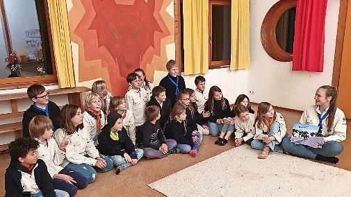 Theresa (r.) erkl&auml;rt der Meute &bdquo;Tschil&ldquo; ihr Bild, das sie f&uuml;r den Adventskalender gestaltet hat.