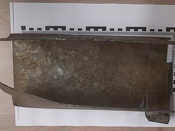 Metallabdeckung auf Gleise gelegt Metallabdeckung auf Gleise gelegt