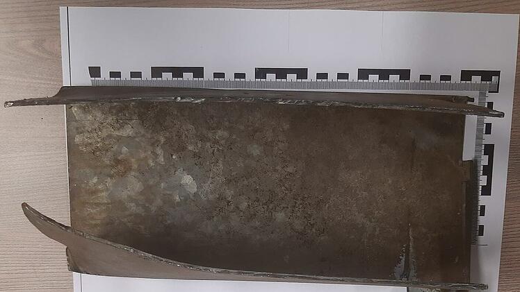 Metallabdeckung auf Gleise gelegt