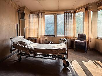 Creepy Krankenbett in Haus