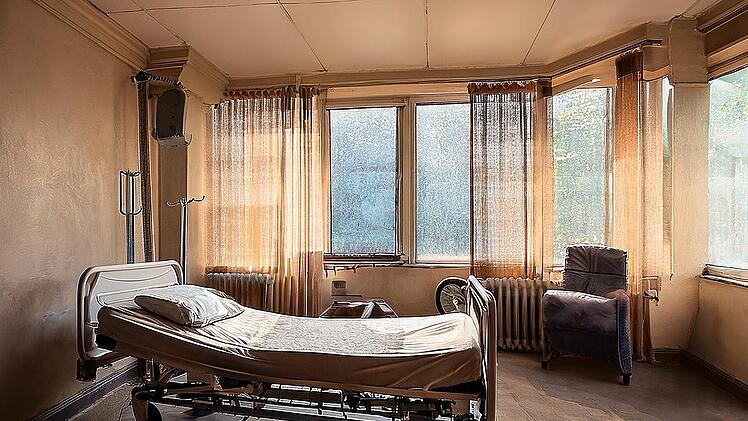 Creepy Krankenbett in Haus