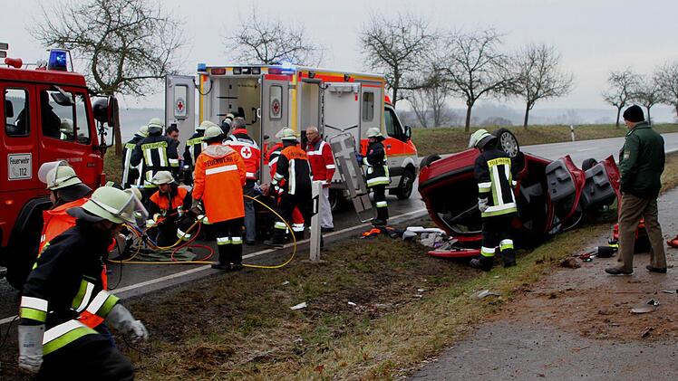Notarzt, Sanitäter und Feuerwehrleute bemühten sich um die Fahrzeuginsassen.