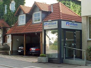 Die VR-Bank hat ihre Filiale aufgeben, der Container mit Geldautomat und Kontoausdrucker soll aber vorerst erhalten bleiben.  Foto: Gabi Arnold