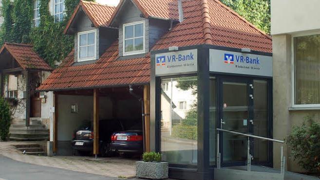 Die VR-Bank hat ihre Filiale aufgeben, der Container mit Geldautomat und Kontoausdrucker soll aber vorerst erhalten bleiben.  Foto: Gabi Arnold