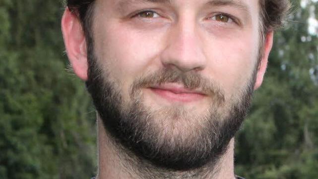 Tobias Streun: Tobias Streun ist einer von 15 Betreuern, die in diesem Jahr für das Wohl der Kinder verantwortlich sind. "Ich bin dieses Jahr zum ersten Mal dabei. Hauptberuflich studiere ich Pädagogik in Würzburg", erzählt der 24-Jährige. "Hier ist alles super organisiert, es gibt jede Menge Spiele und Materialien, und die Kinder sind auch voll motiviert", freut sich Streun. Jeden Abend tauschen sich die Betreuer über den vergangenen Tag aus und besprechen bereits den Ablauf des Folgetages.