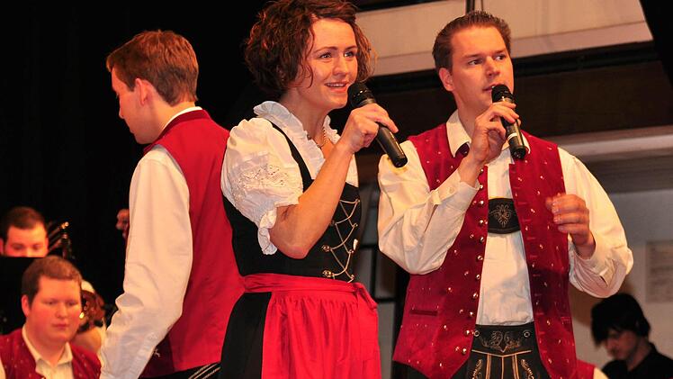 Sonja Vollmuth und Michael Selig ließen ihre schönen Stimmen bei vielen Liedern erklingen. Fotos: Ulrike Langer