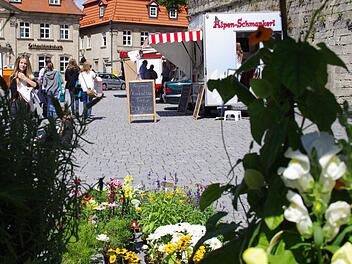 Der Grüne Markt an den Freitagen hat sich am Marienplatz eingespielt. Doch hat das Areal auch das Potenzial, um den monatlichen Markt aufzunehmen? Das will die Stadtverwaltung prüfen. Foto: Marco Meißner