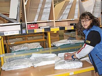 Sonja Kolletzki macht in der BFS-Packerei in Weismain Warenbestellungen von Eddie Bauer versandfertig. Foto: Matthias Einwag