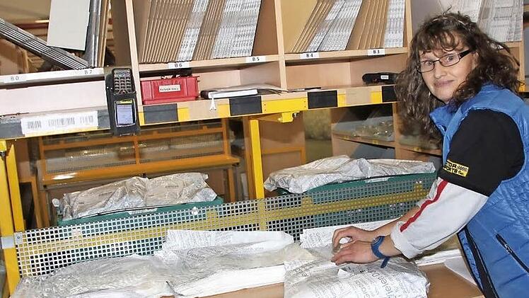 Sonja Kolletzki macht in der BFS-Packerei in Weismain Warenbestellungen von Eddie Bauer versandfertig. Foto: Matthias Einwag