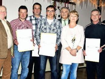 Verdiente Mitarbeiter der Firmengruppe Göhl wurden bei der Betriebsfeier geehrt, langjährige Kollegen in den Ruhestand verabschiedet. Unser Bild zeigt sie mit Firmenchef Bernhard Göhl, Mitgesellschafterin Ulla Dünkel und Geschäftsführer Josef Fugmann. Foto: Dieter Radziej