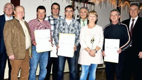 Verdiente Mitarbeiter der Firmengruppe Göhl wurden bei der Betriebsfeier geehrt, langjährige Kollegen in den Ruhestand verabschiedet. Unser Bild zeigt sie mit Firmenchef Bernhard Göhl, Mitgesellschafterin Ulla Dünkel und Geschäftsführer Josef Fugmann. Foto: Dieter Radziej