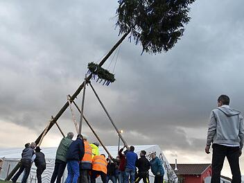 Impressionen von der Kirmes 2015. Den Plobaum stellen die Männer Wollbachs am frühen Samstagabend immer gemeinsam auf. Fotos: Kathrin Kupka-Hahn