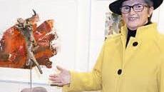 Ingrid Benkert zeigt in Haus der Langen Rhön in Oberelsbach ihre Fundstücke aus Wald und Flur sowie ihre Rhönbilder.  Foto: Marion Eckert